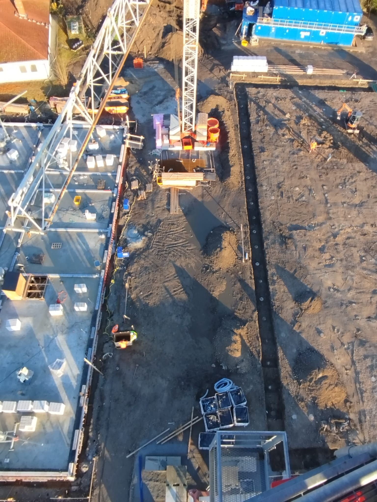 Baustelle mit Turmdrehkran von oben