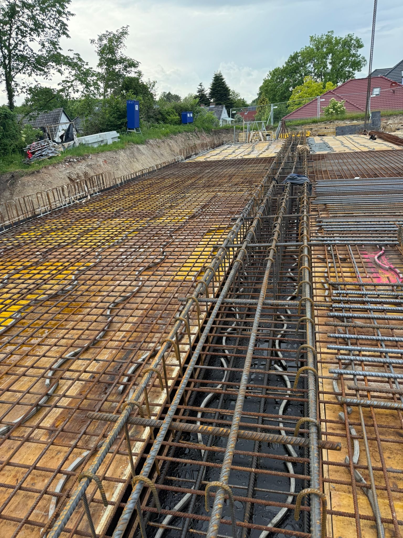 Bewehrungskörbe für Fundamentbalken vor der Betonage