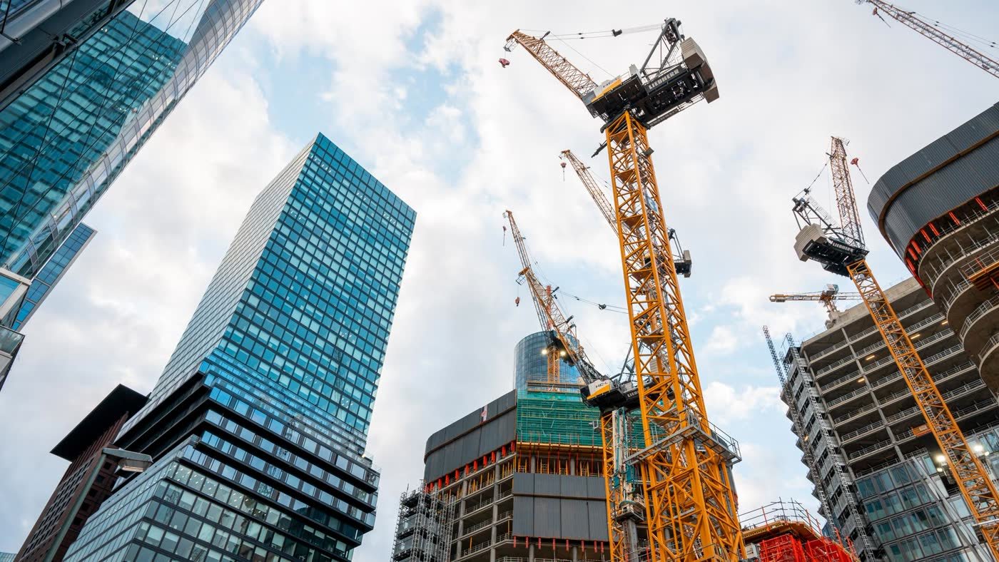 Hochbau-Baustelle mit Turmdrehkränen