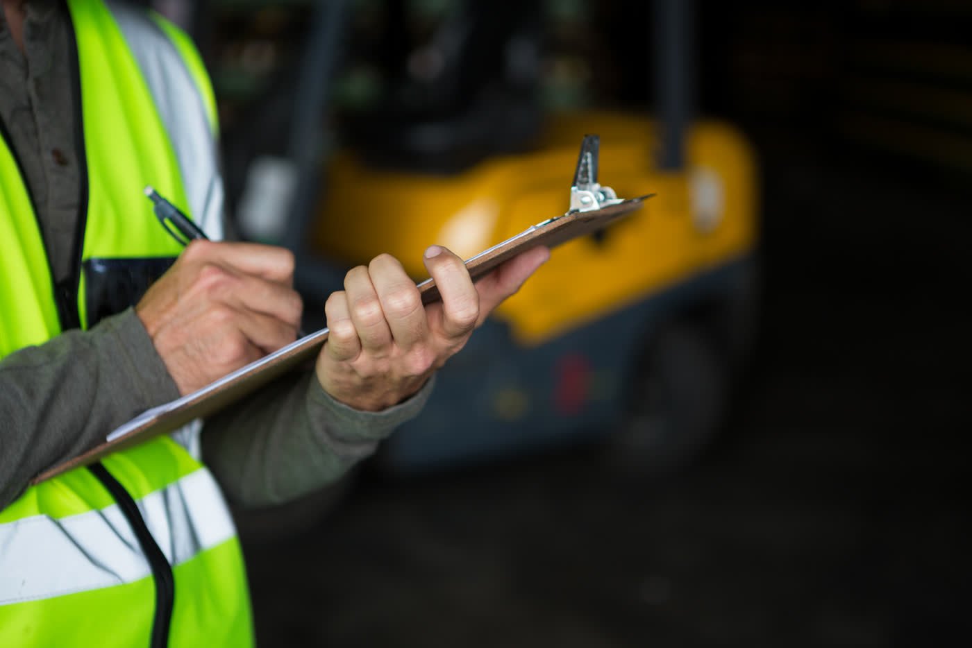 Bauleiter dokumentiert Materiallogistik mit Klemmbrett
